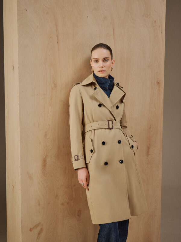 Bej Trençkot Ve Cleir Koyu Lacivert Takım Elbise Kombini