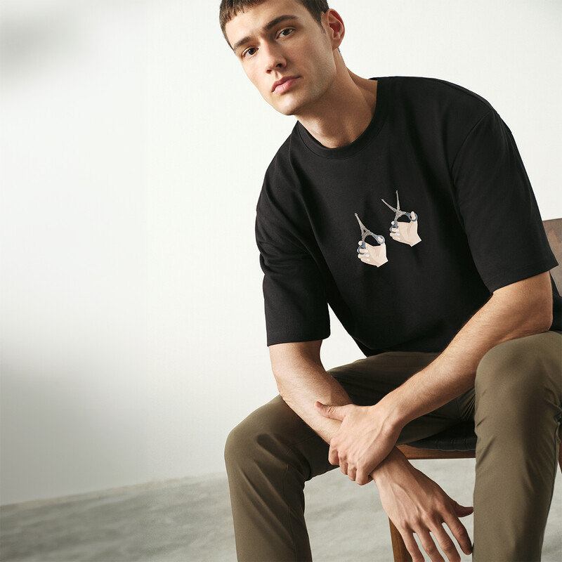 O Yaka Eiffel Makas Tasarım Siyah Tişört 