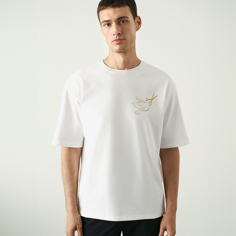 O Yaka Makaslı Kuş Tasarım Beyaz Tişört 