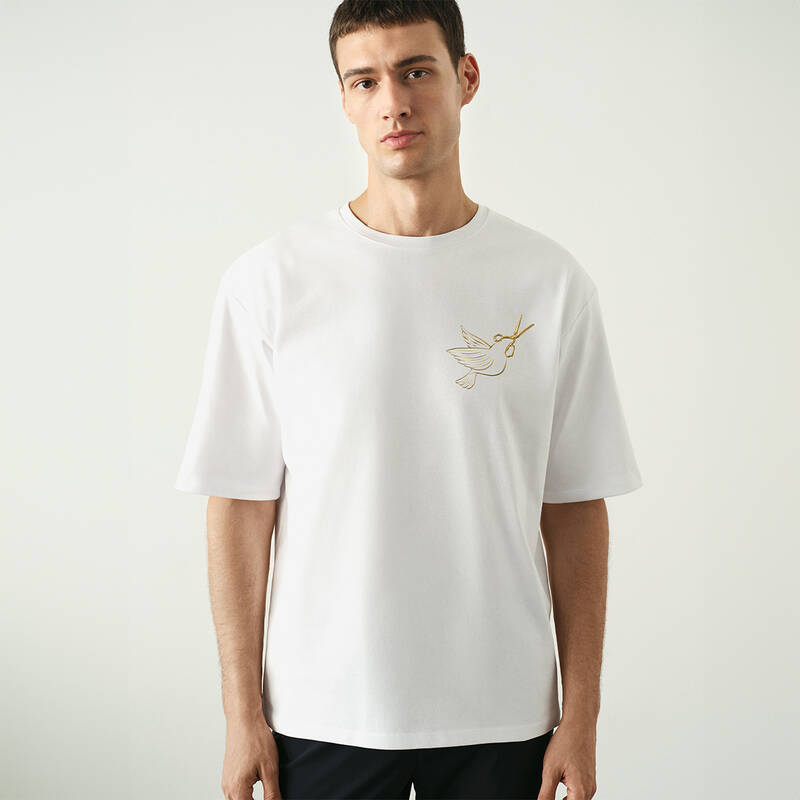 O Yaka Makaslı Kuş Tasarım Beyaz Tişört - 1