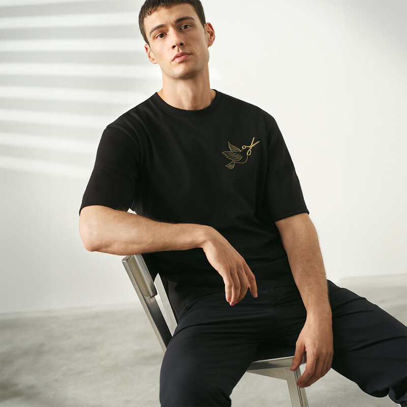 O Yaka Makaslı Kuş Tasarım Siyah Tişört - SARAR