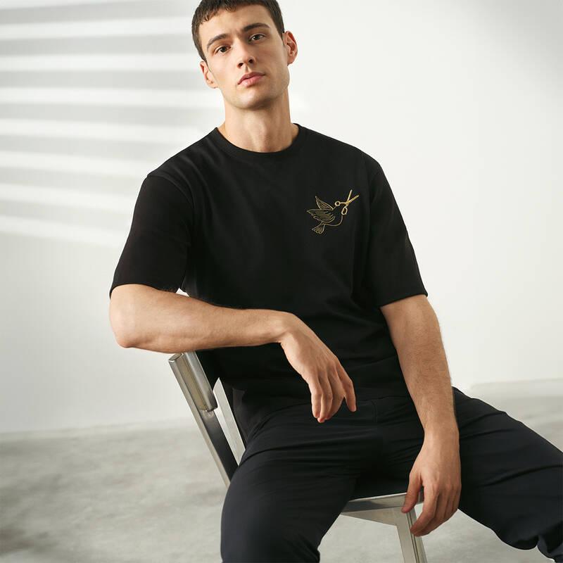 O Yaka Makaslı Kuş Tasarım Siyah Tişört - 1