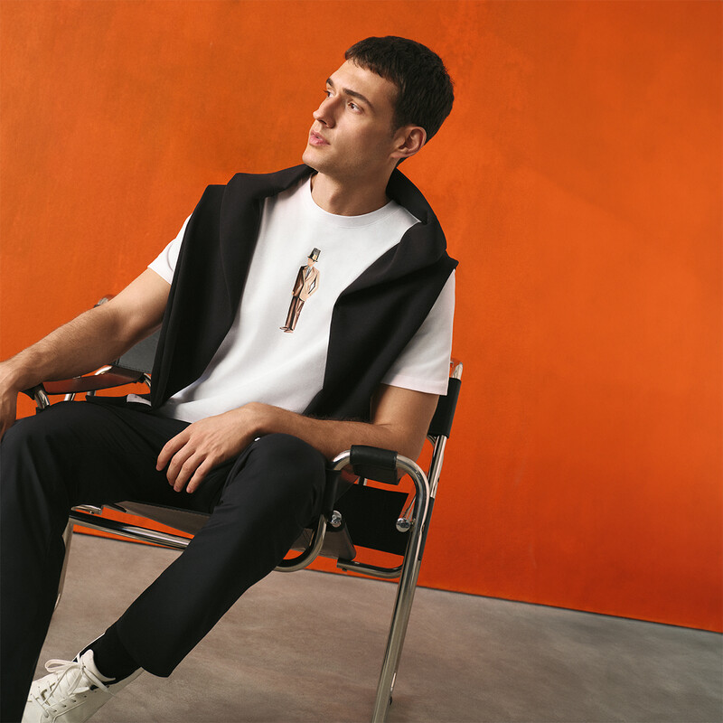 O Yaka Yüksük Adam Tasarım Beyaz Tişört - SARAR