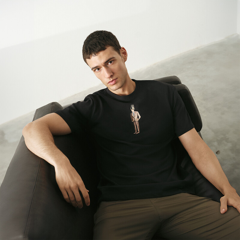 O Yaka Yüksük Adam Tasarım Siyah Tişört 