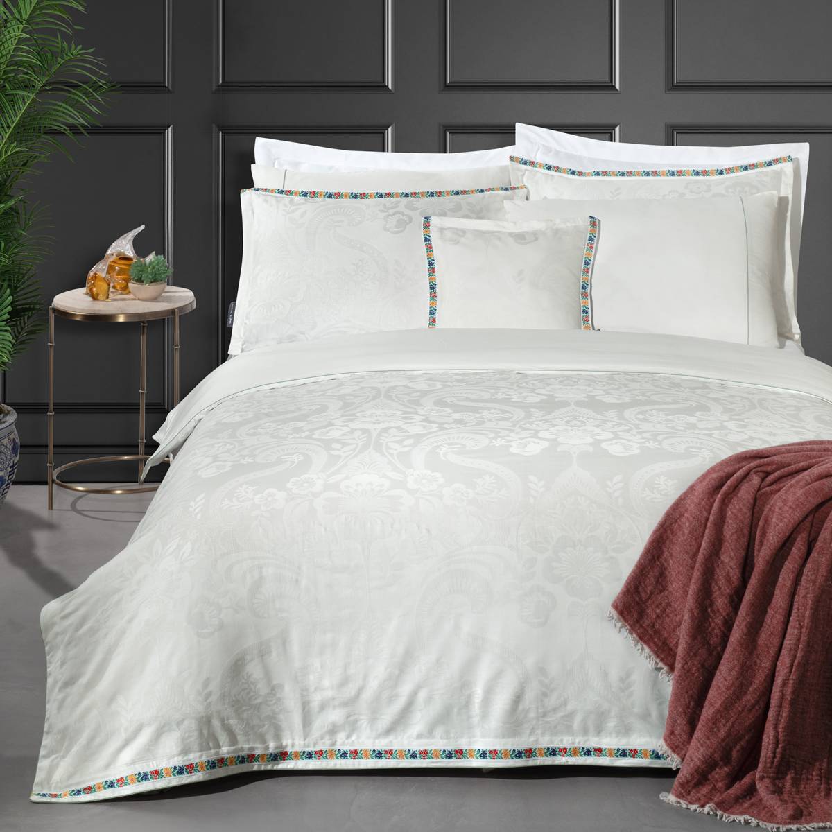 Shakira Jakarlı Saten Nevresim Takımı King Size - 1